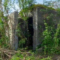 目隠しのように壁が建つコンクリート建造物の写真