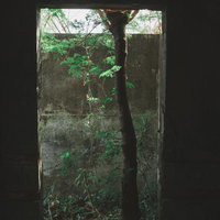 荒廃した土地に散乱するコンクリート片の写真