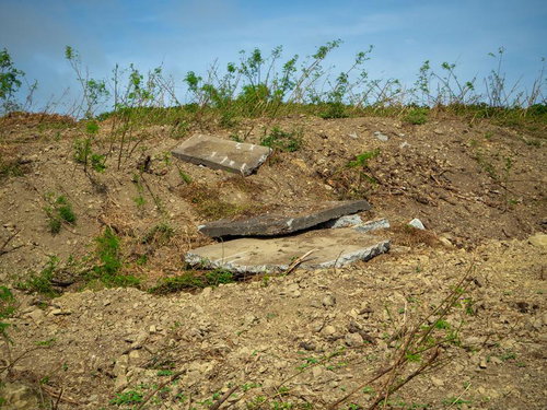 ▲荒地の中に石を積み上げた小さな煙突状の構造物