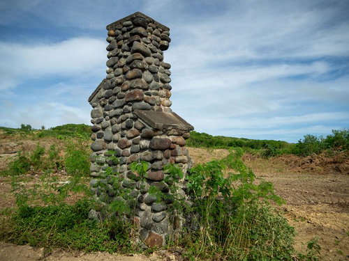 ▲海軍南地区砲台群から銀ネム越しに観た翁浜とかすむ摺鉢山