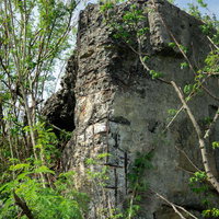 海軍南地区砲台群砲台跡の石造土台部と新緑の写真
