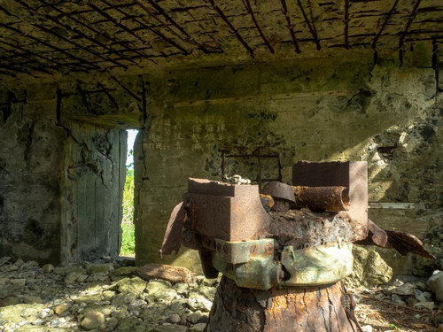 海軍南地区砲台群の破壊された砲台跡に差し込む日の光