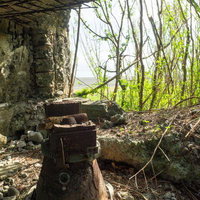 海軍南地区砲台群の内部と散らばる瓦礫の写真