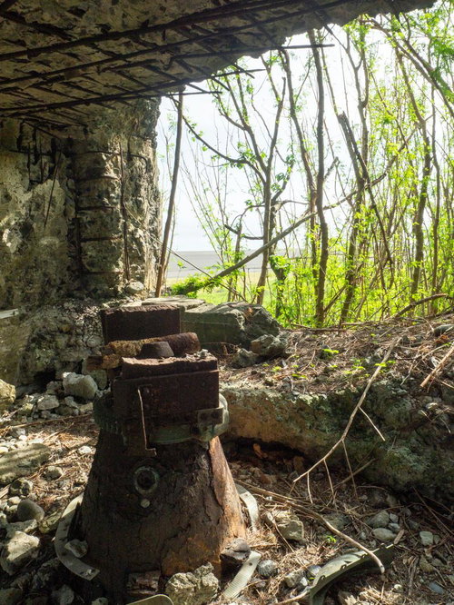 海軍南地区砲台群の内部と散らばる瓦礫