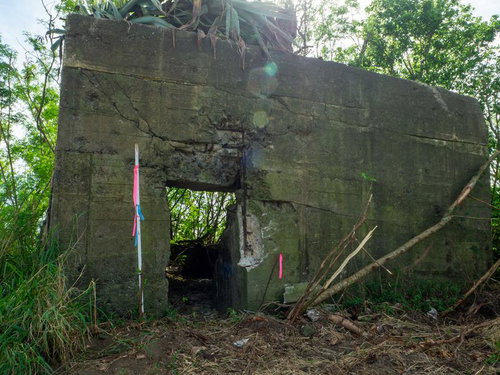 測量ポールが設置された硫黄島の戦争砲台遺構