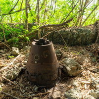海軍南地区砲台群砲台跡内部に瓦礫と共に残る錆びた砲座の写真