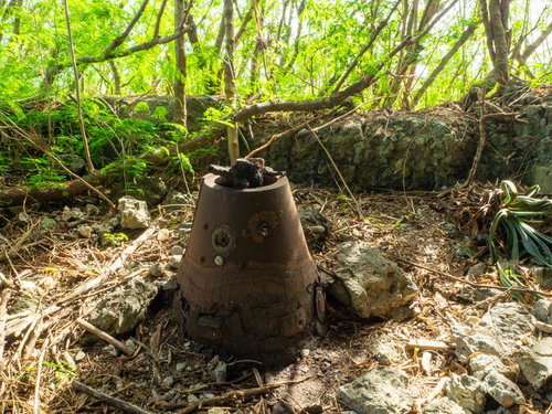 海軍南地区砲台群砲台跡内部に瓦礫と共に残る錆びた砲座