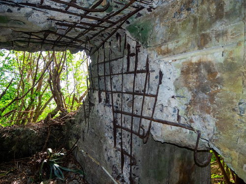 鉄筋がむき出しになった海軍南地区砲台群砲台跡内部