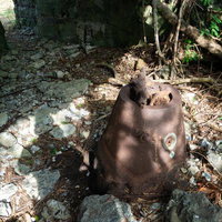 海軍南地区砲台群砲台跡内部の鉄錆びた砲座と木漏れ日の写真