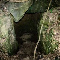 戦時中の痕跡を残す第１中隊壕東側壕口付近の壕内部の写真