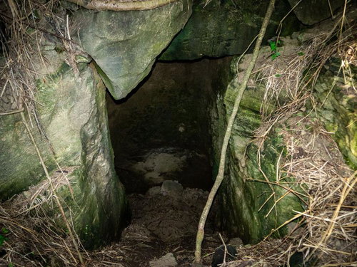 戦時中の痕跡を残す第１中隊壕東側壕口付近の壕内部