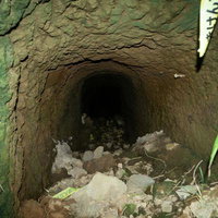 崩れた土砂と石材が散乱する第１中隊壕内部の通路の写真