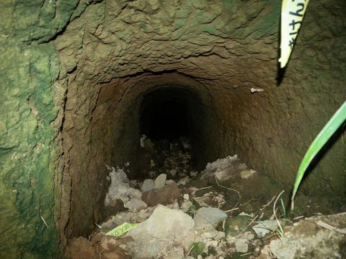 崩れた土砂と石材が散乱する第１中隊壕内部の通路