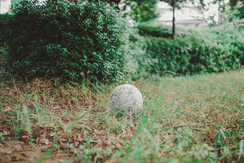 公園に放置されたサッカーボール