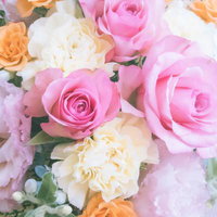 ピンクと白のバラを使ったフラワーアレンジメント（造花）の写真