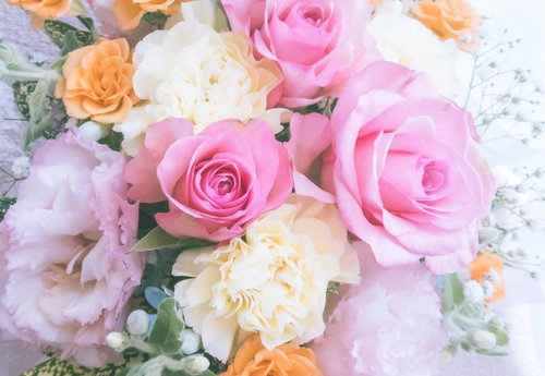 ピンクと白のバラを使ったフラワーアレンジメント（造花）