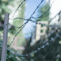 有刺鉄線の向こうに広がる静寂の風景の写真