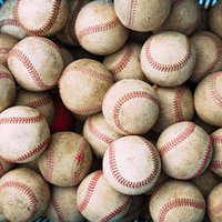 練習用の硬球が積み重なった野球ボールのの写真