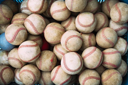 練習用の硬球が積み重なった野球ボールの