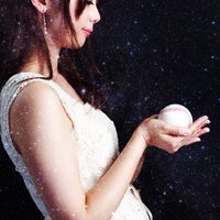 グラウンドの土の上に置かれた野球ボールの写真