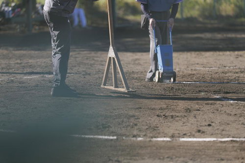 トンボを使ったグラウンド整備作業