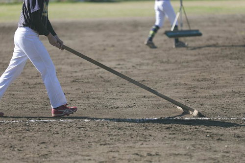 トンボでグラウンド整備をする人