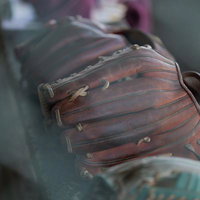 使い込まれた茶色の野球グローブの写真