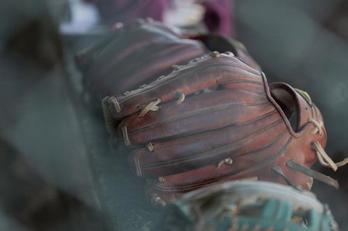 使い込まれた茶色の野球グローブ