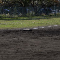 グラウンドに設置された野球のホームベースの写真