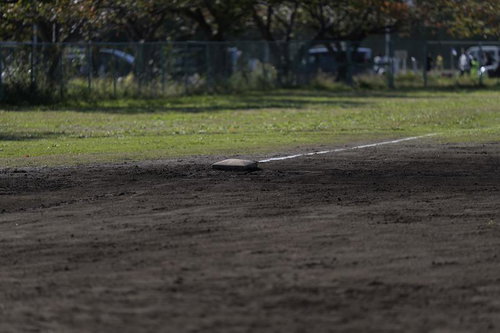 グラウンドに設置された野球のホームベース