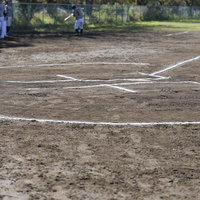 白線で区切られた野球場のホームベース周辺と土のグラウンドの写真