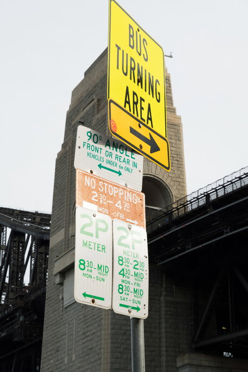 海外のバス停に設置された黄色い案内看板とバスローディングエリア表示