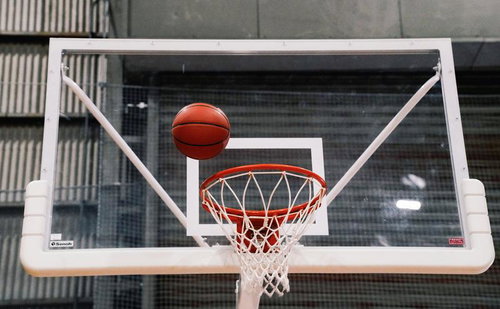 シュートしたバスケットボールがゴールリングに弾かれる瞬間