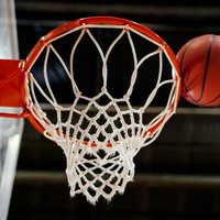 ゴールに向かってシュートされたバスケットボール、リングに迫る瞬間の写真