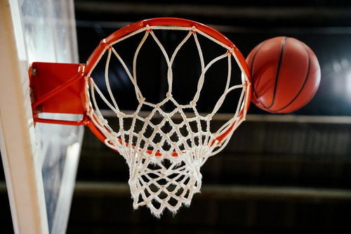 ゴールに向かってシュートされたバスケットボール、リングに迫る瞬間