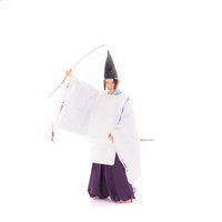 紫の袴に身を包んだ狩衣姿で太刀を振り上げる武士の写真