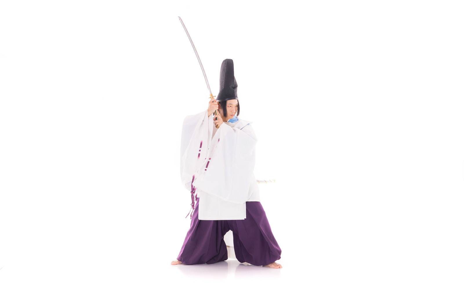 刀を構えて膝をつく陰陽師［モデル：まーこ］
