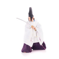 日本刀を構える陰陽師の男性の写真