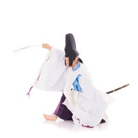 しゃがみ状態からの斬りあげ、白い狩衣の侍の写真