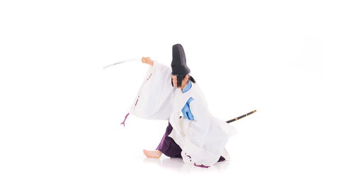 しゃがみ状態からの斬りあげ、白い狩衣の侍