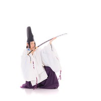 これは名刀ですね（毛抜形太刀を構える狩衣の武士）の写真