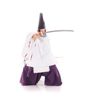 白い狩衣を着た侍が毛抜形太刀を構える姿の写真