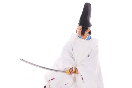 刀を振りかざす狩衣姿の陰陽師