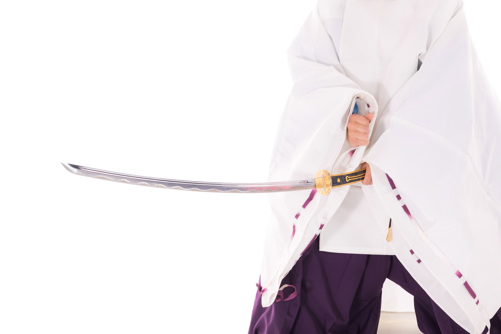 白い狩衣姿の男性が日本刀の血を拳で払い、血しぶきが散っているアクションシーン［モデル：まーこ］