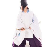 白い狩衣姿で抜刀する装束の男性、日本刀を構えるの写真