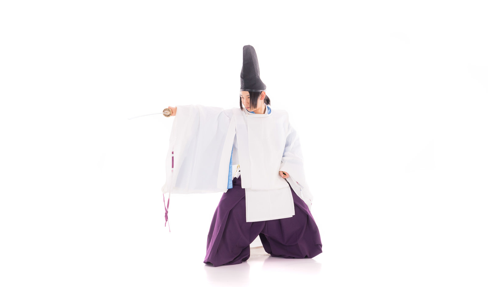 A samurai in white hunting attire and purple hakama pants drawn a Japanese sword