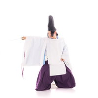 狩衣姿の侍が日本刀を抜刀した近距離立ち中斬りの写真
