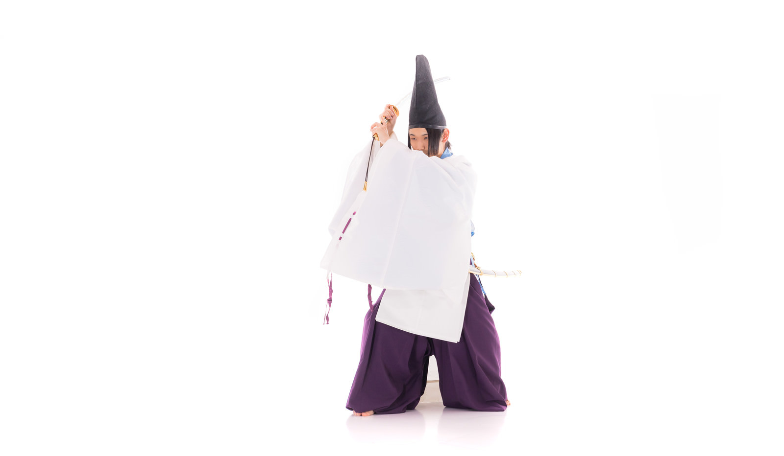 白い装束を着て刀を抜いて構える侍の姿［モデル：まーこ］