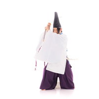 悪霊退散！白装束の陰陽師が刀を抜いて構える侍の写真