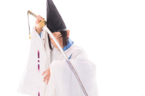 毛抜形太刀を構える陰陽師